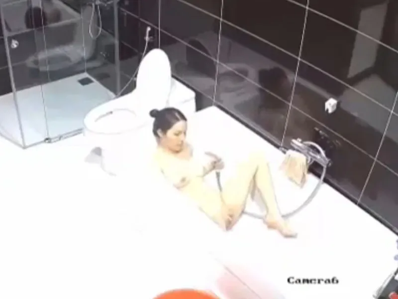 Lắp camera phòng tắm quay lén chị gái tự sướng